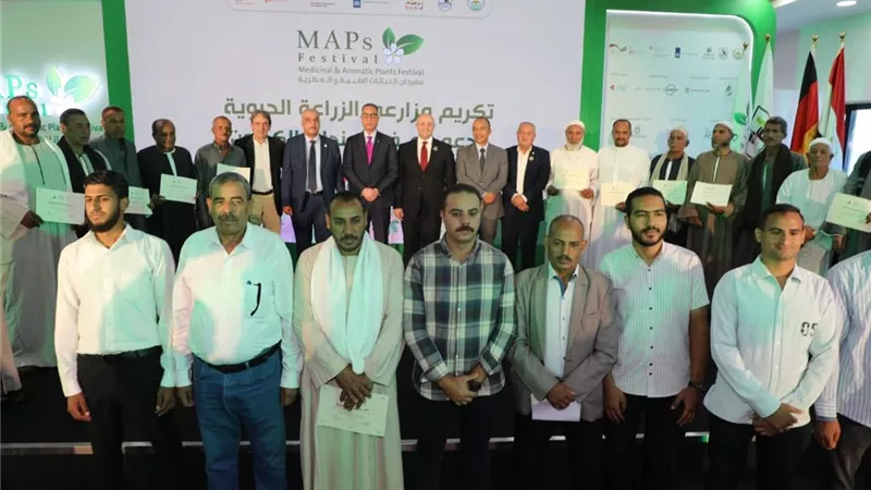 محافظ بني سويف يكرم مزارعي مبادرة 