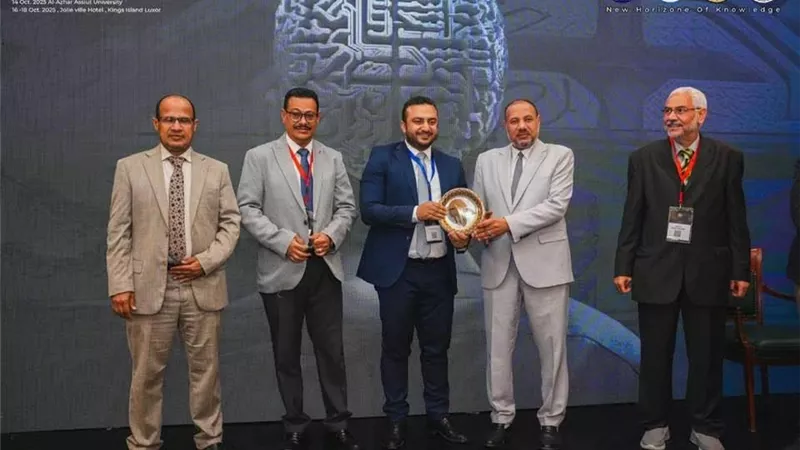 تكريم مدير فرع الرعاية الصحية بالأقصر خلال مؤتمر طب المخ والأعصاب
