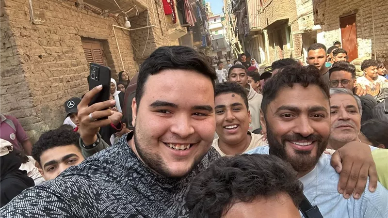 تامر حسني يفاجئ طفلة من القليوبية مصابة بالسرطان بزيارة منزلها |صور 