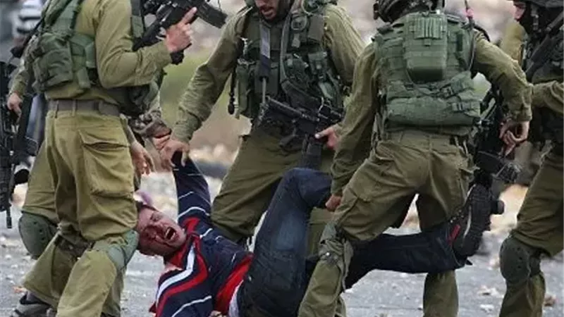 الاحتلال الإسرائيلي يداهم مناطق في الضفة الغربية ويستأنف عدوانه على غزة