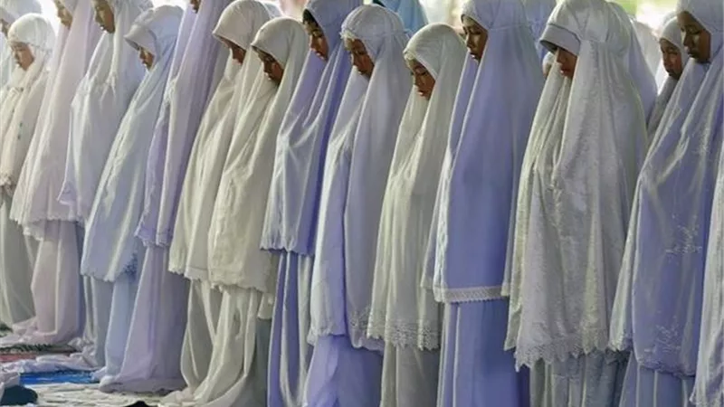 حكم إمامة المرأة للنساء ومكان وقوفها مع الجماعة.. دار الإفتاء توضّح 