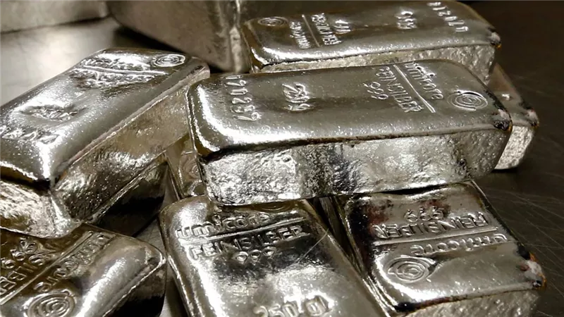 أوقية الفضة تتخطى 52 دولارًا وسط إغلاق حكومي أمريكي وأزمة سيولة في لندن
