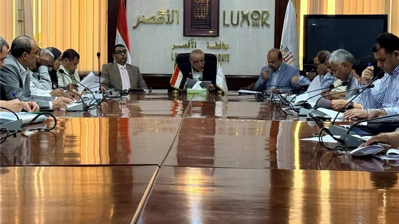 محافظ الأقصر يعقد اجتماعا أسبوعيا لمتابعة منظومة التقنين ويوجه بسرعة إنهاء الملفات