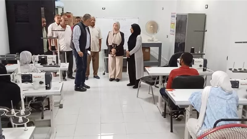 رئيس مياه الأقصر يتفقد أعمال التدريب لورشة تصنيع الملابس |صور