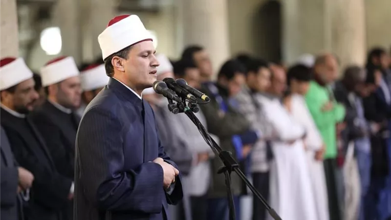 حكم الصلاة بالقراءات الشاذة.. دار الإفتاء تحسم الجدل 