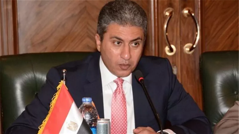 وزير الانتقام.. شريف فتحي يلاحق صحفيا انتقد سرقة «الأسورة» 