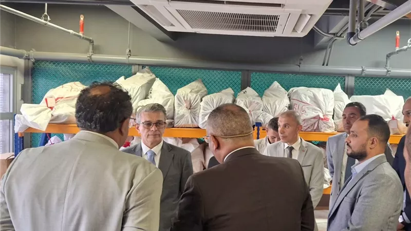 رئيس مصلحة الجمارك يتفقد قرية البضائع بمطار القاهرة الدولي
