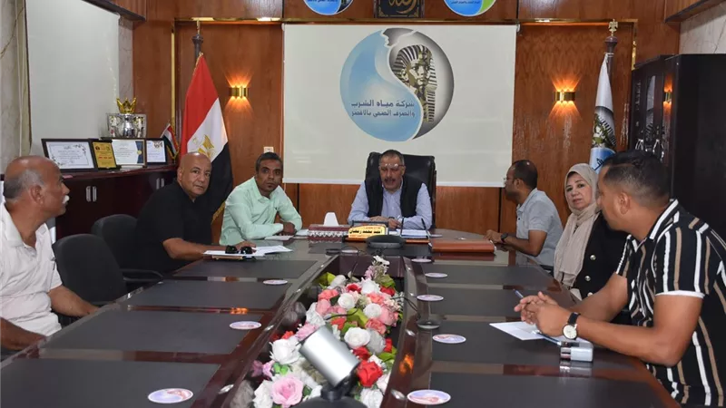 رئيس شركة مياه الأقصر يناقش مخططات مشروعات الصرف الصحي بمراكز المحافظة