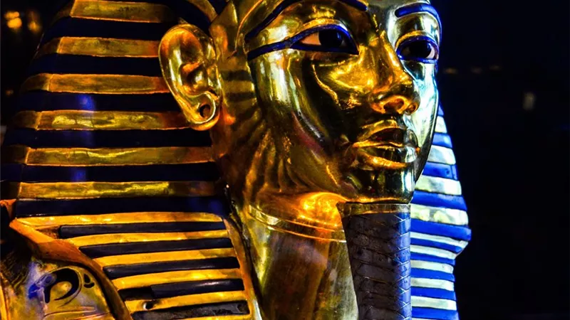إيجبتك يكشف: قناع توت عنخ آمون وصل المتحف المصري الكبير بدلا من يوم 25