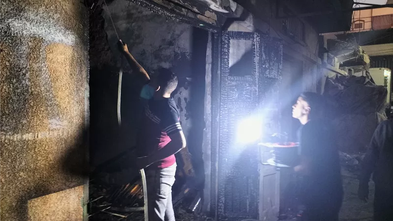 الخشب كله رماد.. حريق يلتهم ورشة استورجية بدمياط وخسائر بالملايين |صور