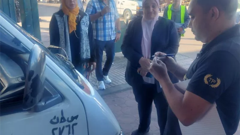 لمنع استغلال السائقين.. تكثيف الرقابة ووضع الملصقات بتعريفة الأجرة بمواقف الإسكندرية