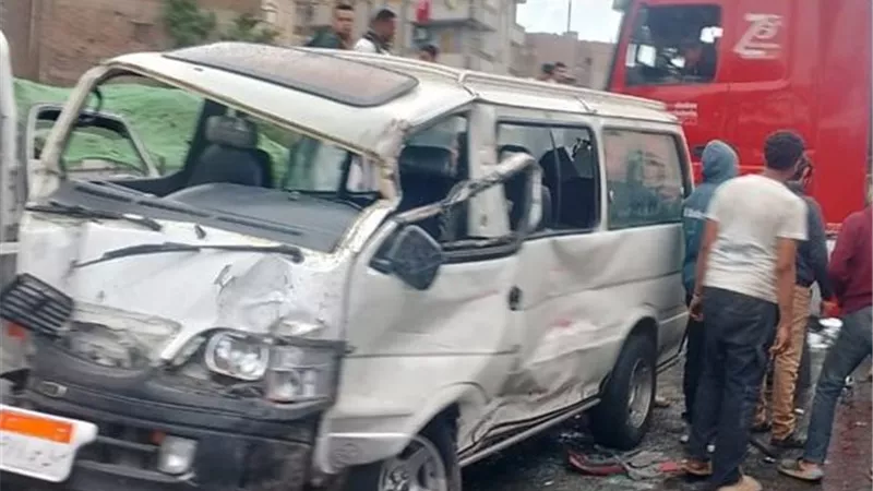 وفاة شخص وإصابة 2 آخرين في حادث تصادم سيارتين بطريق النزهة