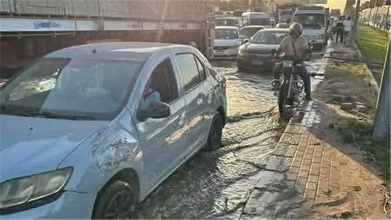  شلل مروري في طريق الأوتوستراد بمنطقة طرة بسبب كسر ماسورة مياه 