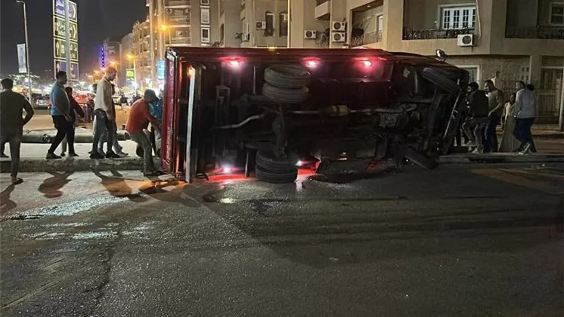 انقلاب سيارة محملة بأنابيب غاز في المعادي وإصابة قائدها