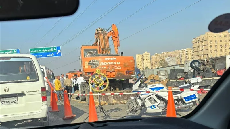 تعرّف على الطرق البديلة.. كسر ماسورة مياه بالأوتوستراد وزحام كثيف