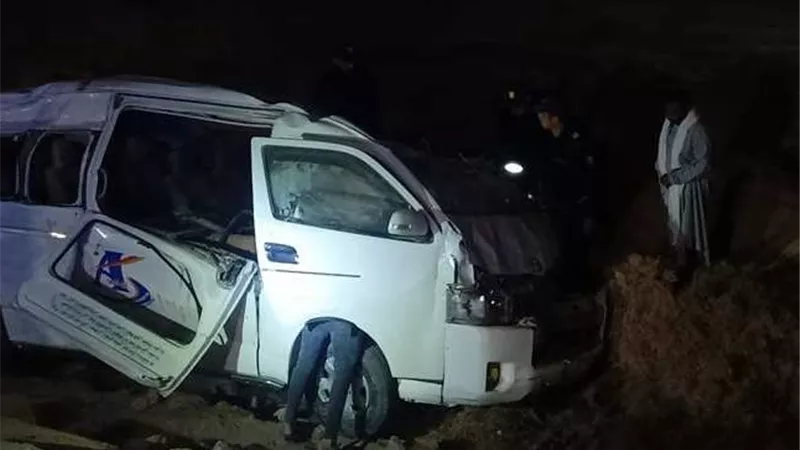 إصابة 12 شخصًا في انقلاب ميكروباص على الطريق الصحراوي الشرقي بالمنيا