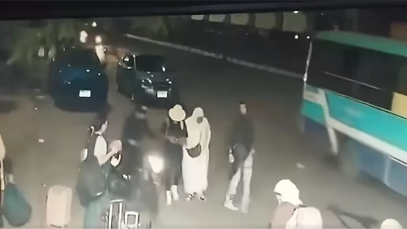  لص يسرق هاتف محمول من سيدة بالعباسية 