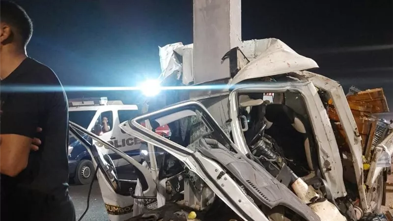 5 مشاهد مأساوية من موقع حادث سيارة نقل أمام مطار القاهرة الدولي