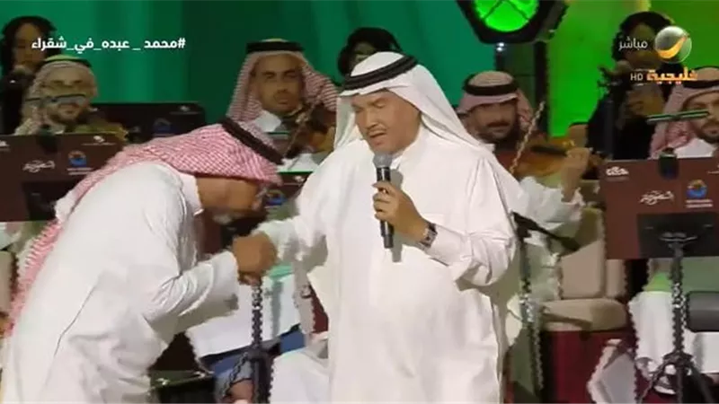 تقبيل بالزي الرسمي.. الموسيقار هاني فرحات ينحني أمام محمد عبده