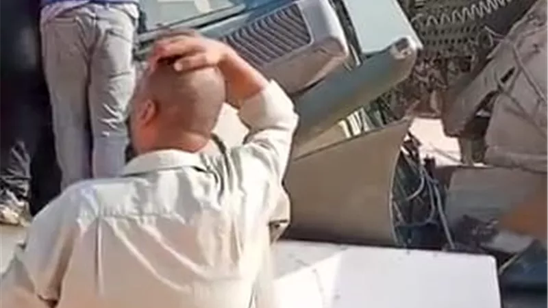 انقلاب سيارة نقل محملة بالقمح على الطريق الإقليمى في المنوفية