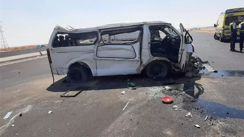 إصابة سائق و4 آخرون إثر تصادم سيارة ميكروباص في الشرقية