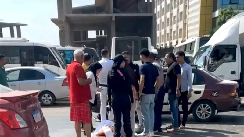 حادث مروع أمام مدارس الصفوة بالمنصورة إصابة سيدة بإصابات خطيرة |صور