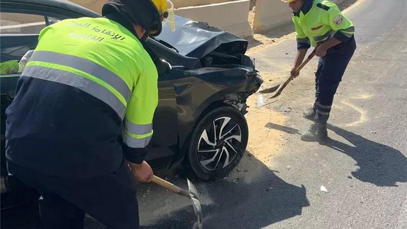رفع آثار حادث تصادم بطريق العين السخنة بعد تسرب بقعة زيت|صور