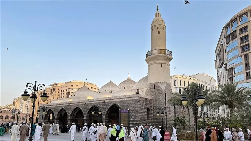 في حضن المدينة.. مسجد الغمامة يلتقي بنسمات السماء|خاص