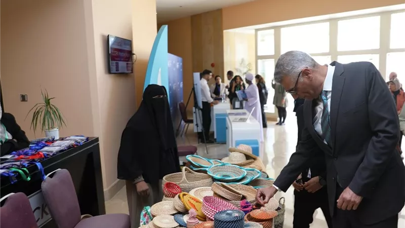 محافظ أسوان يتفقد معرض المشغولات اليدوية والمنتجات البيئية 