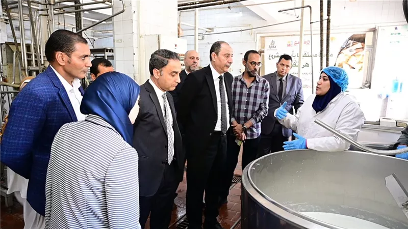 نائب رئيس جامعة الفيوم يتفقد وحدة الألبان النموذجية ومعمل زراعة الأنسجة