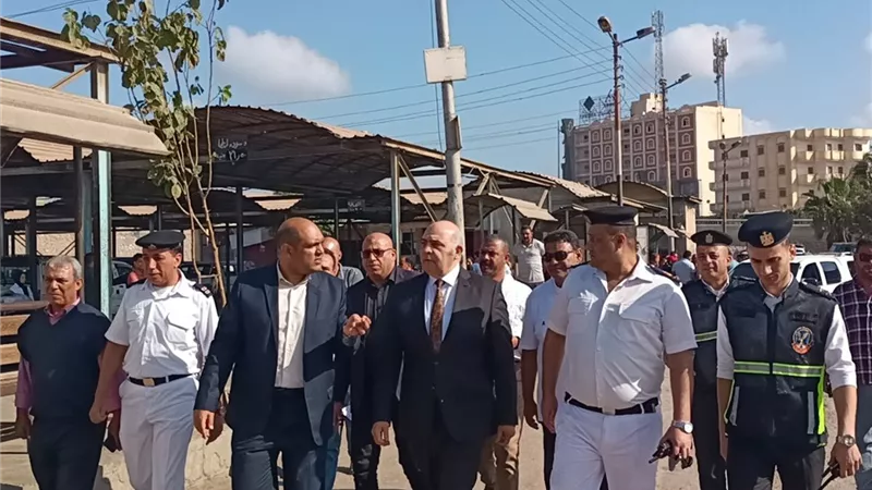 محافظ كفر الشيخ يتابع تطبيق التعريفة الجديدة لنقل الركاب بمواقف السيارات