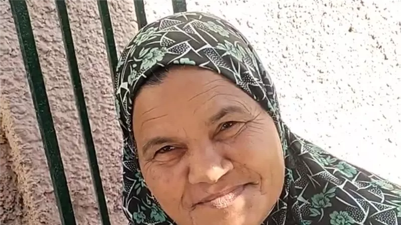 من رصيف الشقاء إلى حلم الكشك الصغير.. أم كريمة تحلم بحياة كريمة في قلب طنطا