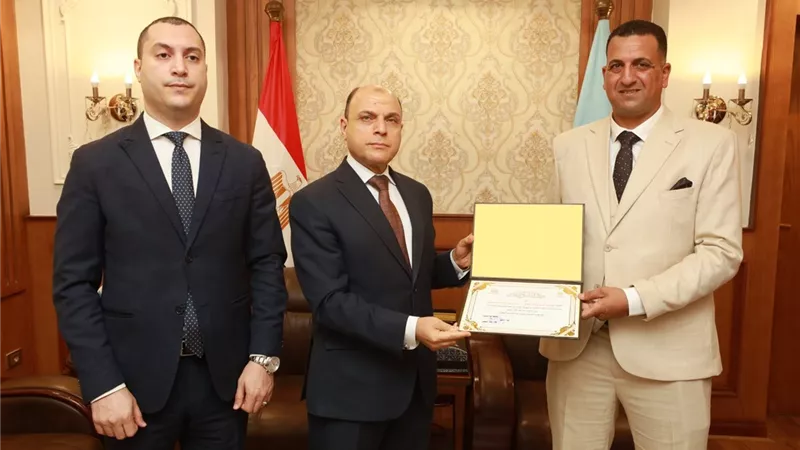 محافظ كفر الشيخ يُكرم فريق عمل مركز نظم المعلومات الجيومكانية |صور
