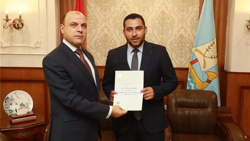 محافظ كفر الشيخ يُسلّم 6 عقود تقنين أراضي أملاك دولة للمستفيدين من المواطنين