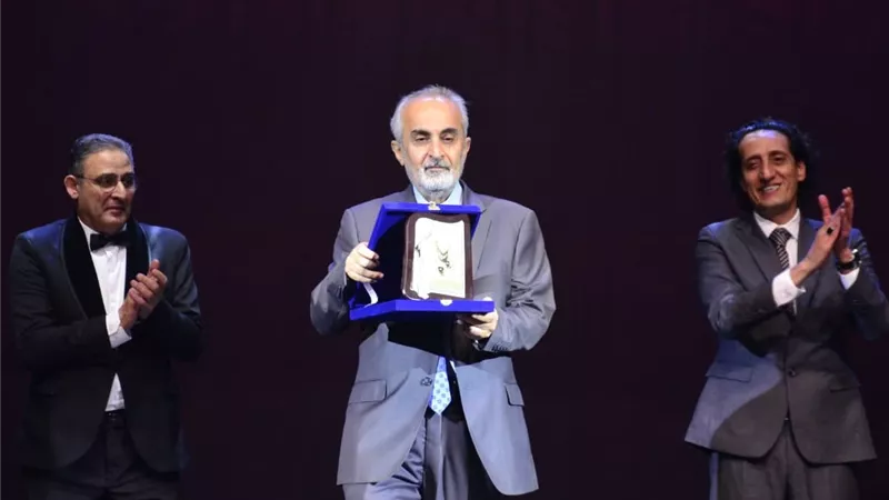 تكريم المنتج صادق الصباح في ختام الدورة الثامنة من مهرجان نقابة المهن التمثيلية