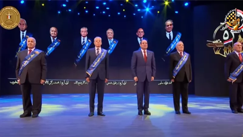 الرئيس السيسي يكرم 11 من أبطال حرب أكتوبر بالندوة التثقيفية الـ42