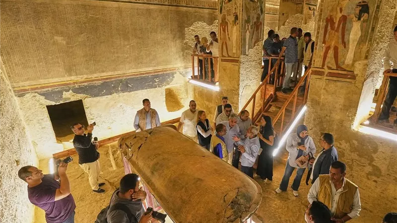 «إيمنحوتب الثالث» حكم بالسلام وبنى عصر الازدهار.. حكاية الملك البناء المعمار