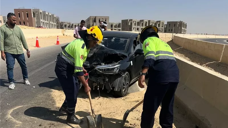 انتظام حركة المرور بطريق العين السخنة بعد رفع حادث تصادم ملاكي وربع نقل