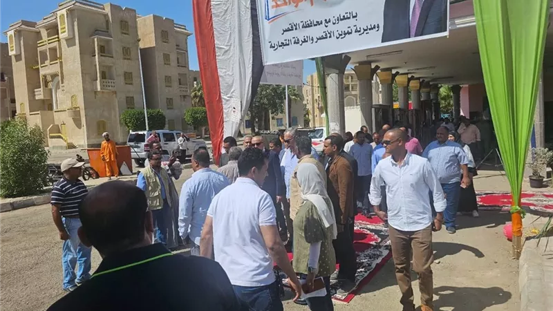 محافظ الأقصر يتفقد الأنشطة التموينية ويفتتح سوق اليوم الواحد بمدينة طيبة الجديدة