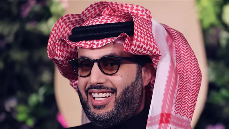 تركي آل الشيخ يشعل أجواء قمة مانشستر يونايتد وليفربول| فيديو