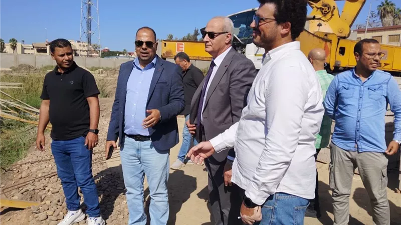 وكيل رياضة كفر الشيخ يشهد أعمال صب حوائط الحمام السباحة بمركز التنمية بسخا