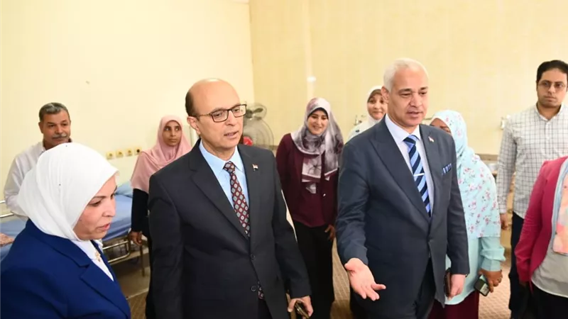 رئيس جامعة أسيوط يتفقد أعمال حملة التطعيم ضد فيروس الكبد الوبائي 