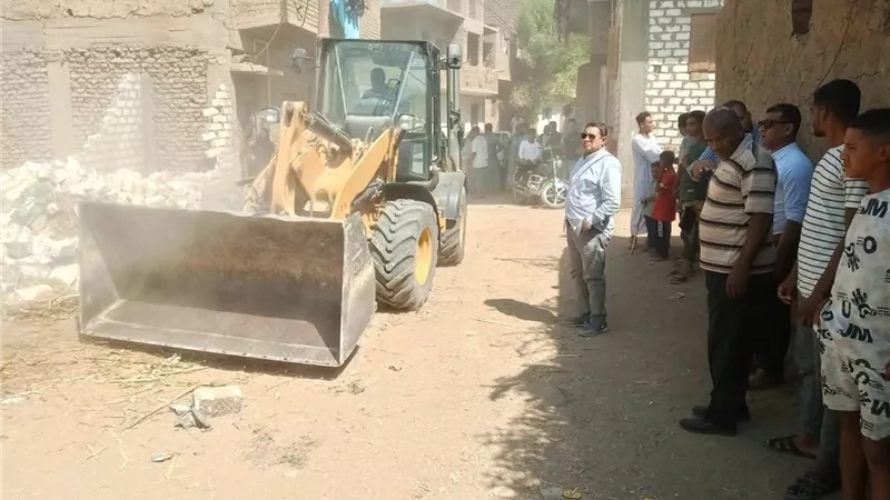 إزالة 6 حالات بناء مخالف خلال حملة مكبرة بمدينة البياضية بالأقصر 