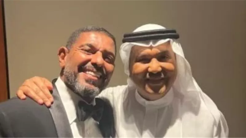 بعد تقبيل يده.. هاني فرحات: محمد عبده مثل والدي
