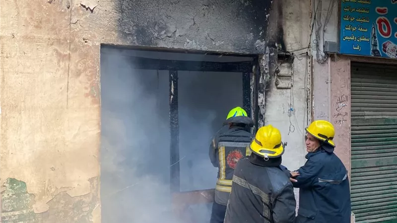 حريق يحول محل حلاقة إلى كوم رماد في القاهرة