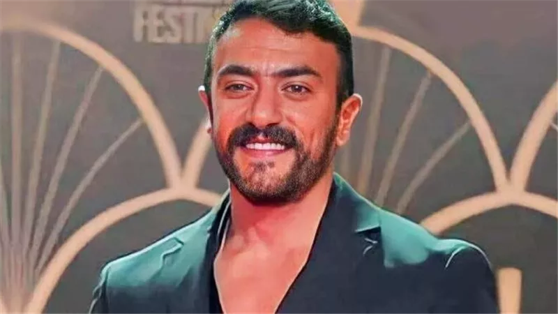 أحمد العوضي يثير الجدل من أمام معرض سيارات.. ومتابعون: «ممكن مساعدة بسيطة»