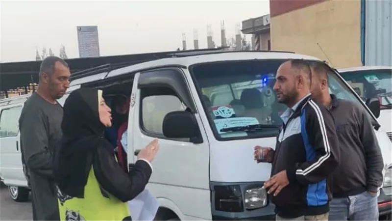 نائب رئيس مدينة الرحمانية تتفقد مواقف سيارات الأجرة 