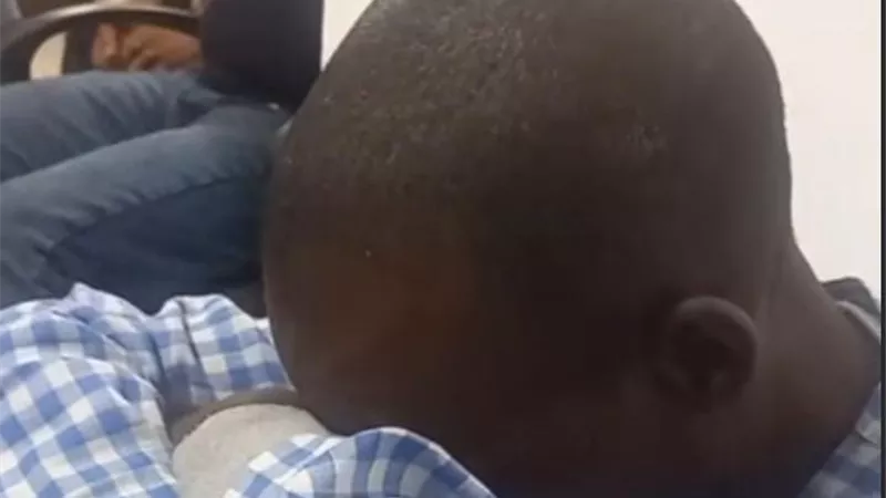 يحمل جنسية عربية.. الأهالي يضبطون سائقًا لتعديه على الأطفال ويسلمونه للشرطة 