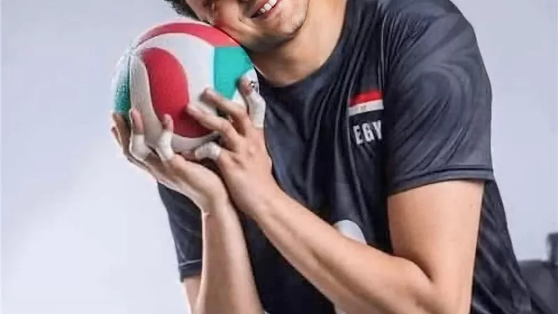 أبطال الإرادة.. رئيس مدينة بيلا تهنئ البطل أحمد زكري بعد رفع علم مصر بأمريكا