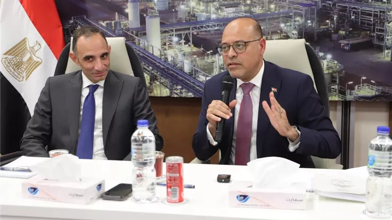 وزير العمل يعقد ورشة تثقيفية حول القانون الجديد بمقر وزارة البترول